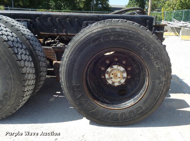 image for item DB6414 2000 International 4900 truck cab and chassis