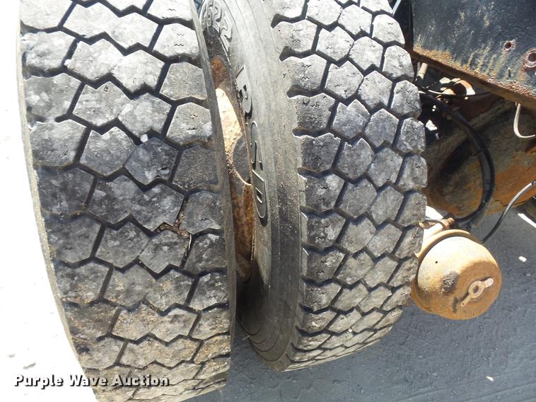 image for item DB6414 2000 International 4900 truck cab and chassis