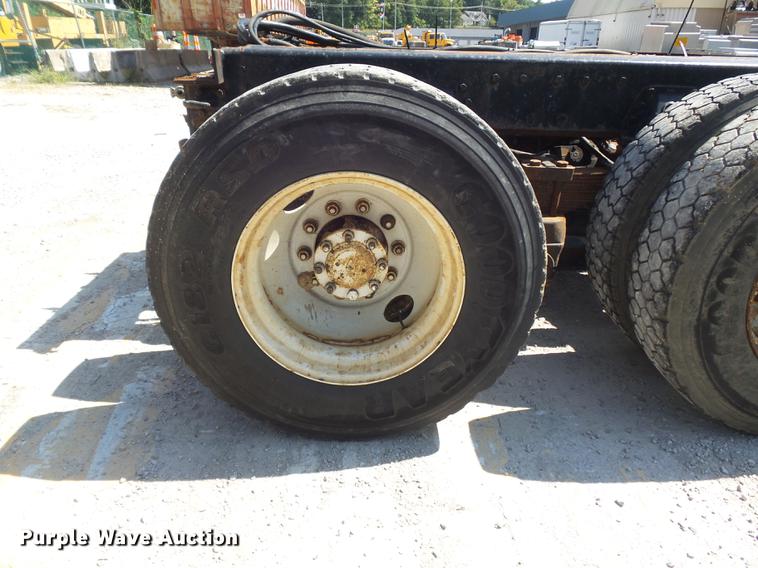 image for item DB6414 2000 International 4900 truck cab and chassis