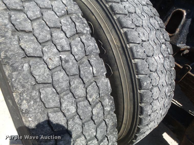 image for item DB6414 2000 International 4900 truck cab and chassis