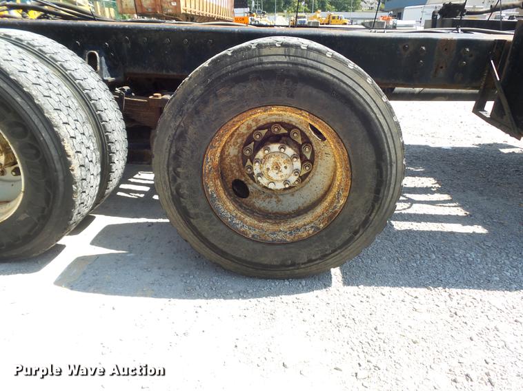 image for item DB6414 2000 International 4900 truck cab and chassis