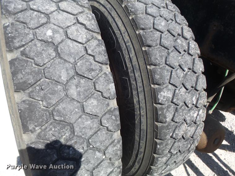 image for item DB6414 2000 International 4900 truck cab and chassis