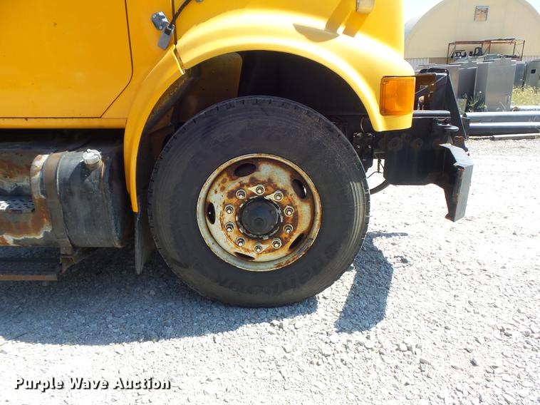 image for item DB6414 2000 International 4900 truck cab and chassis