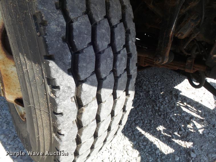 image for item DB6414 2000 International 4900 truck cab and chassis