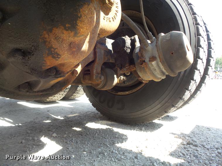 image for item DB6414 2000 International 4900 truck cab and chassis