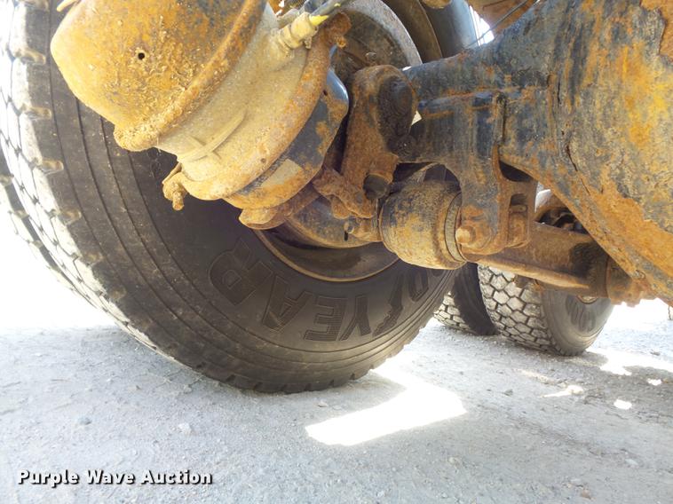 image for item DB6414 2000 International 4900 truck cab and chassis