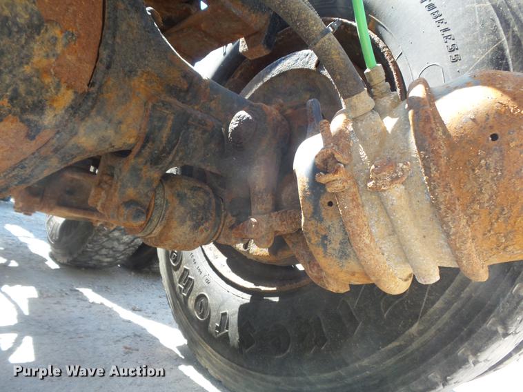 image for item DB6414 2000 International 4900 truck cab and chassis