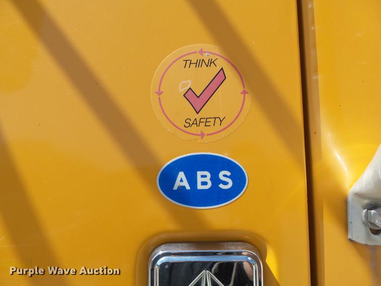 image for item DB6414 2000 International 4900 truck cab and chassis