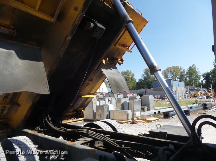 image for item DB6415 2002 International 4900 Crew Cab dump truck