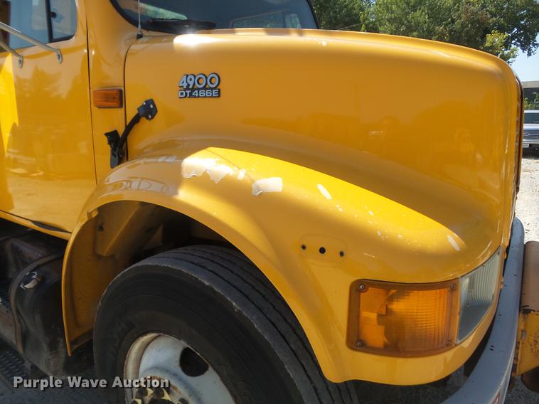 image for item DB6416 2002 International 4900 bucket truck