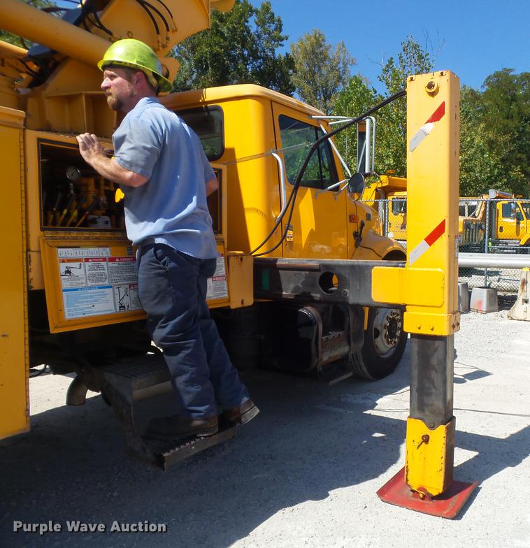 image for item DB6416 2002 International 4900 bucket truck