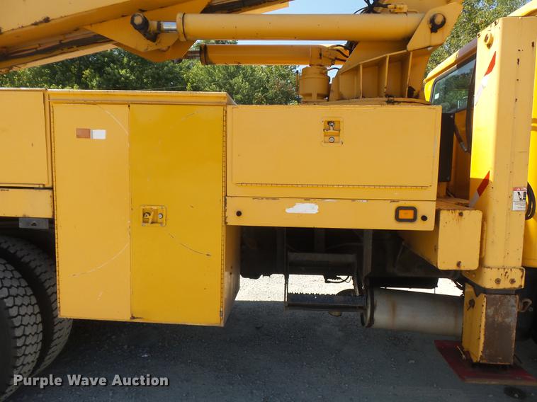 image for item DB6416 2002 International 4900 bucket truck