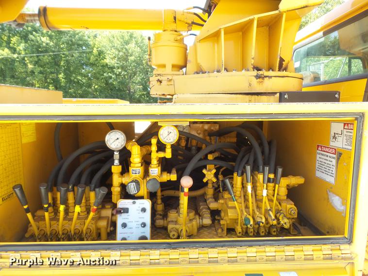 image for item DB6416 2002 International 4900 bucket truck