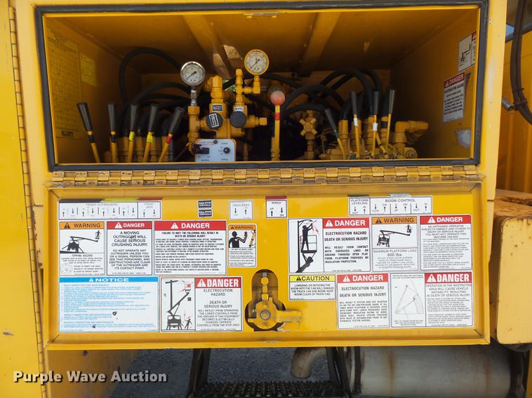 image for item DB6416 2002 International 4900 bucket truck