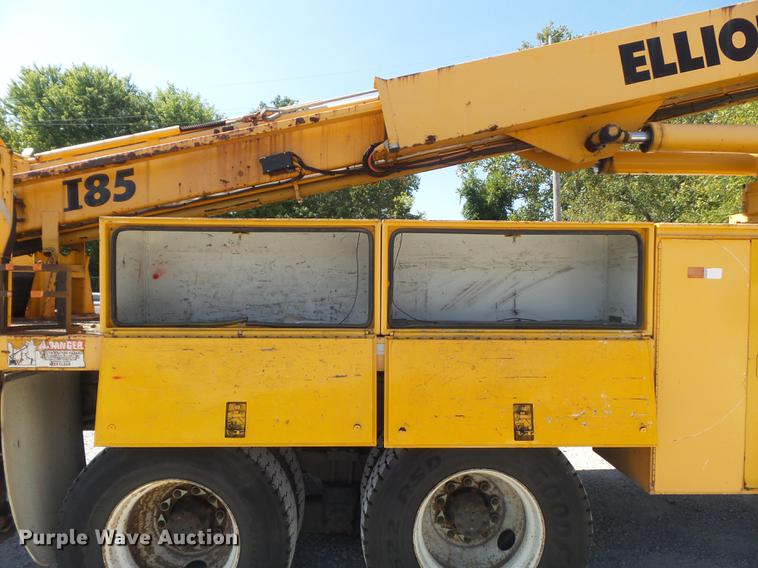 image for item DB6416 2002 International 4900 bucket truck