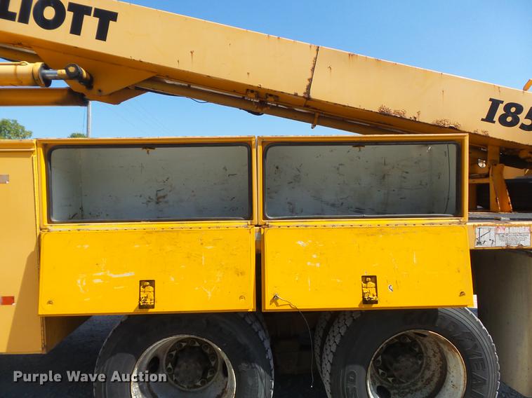 image for item DB6416 2002 International 4900 bucket truck