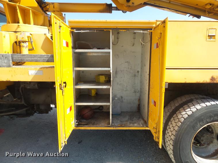 image for item DB6416 2002 International 4900 bucket truck