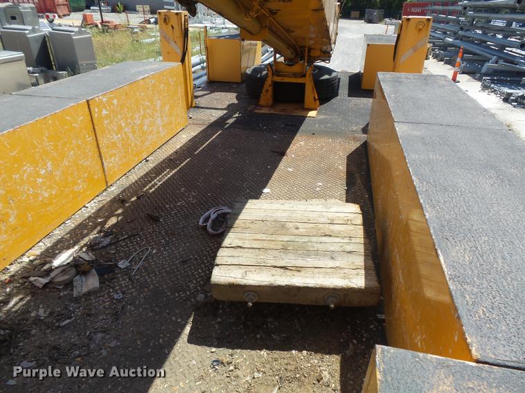 image for item DB6416 2002 International 4900 bucket truck