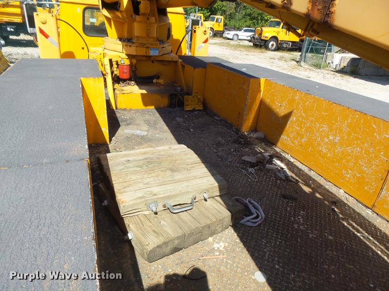 image for item DB6416 2002 International 4900 bucket truck