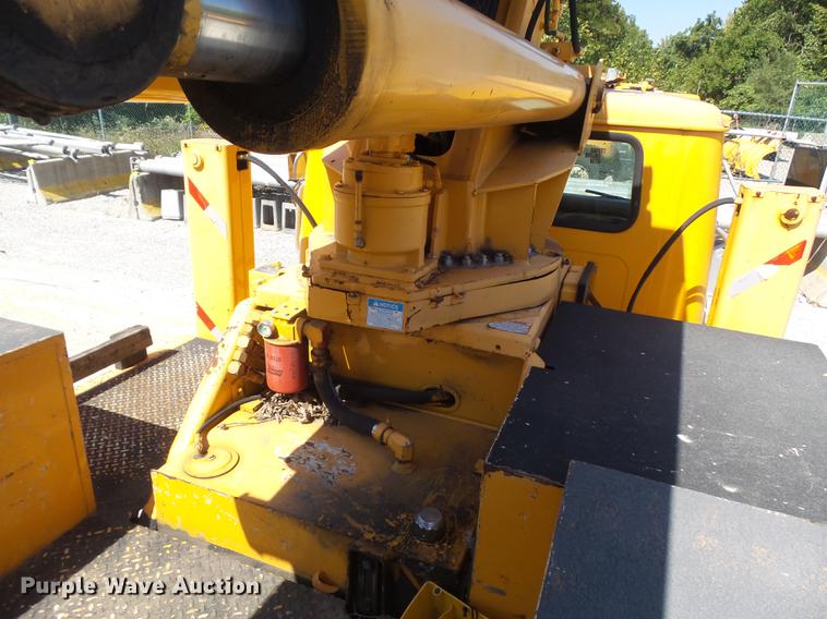 image for item DB6416 2002 International 4900 bucket truck