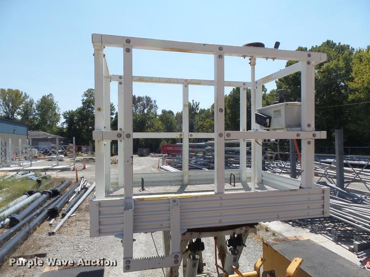 image for item DB6416 2002 International 4900 bucket truck