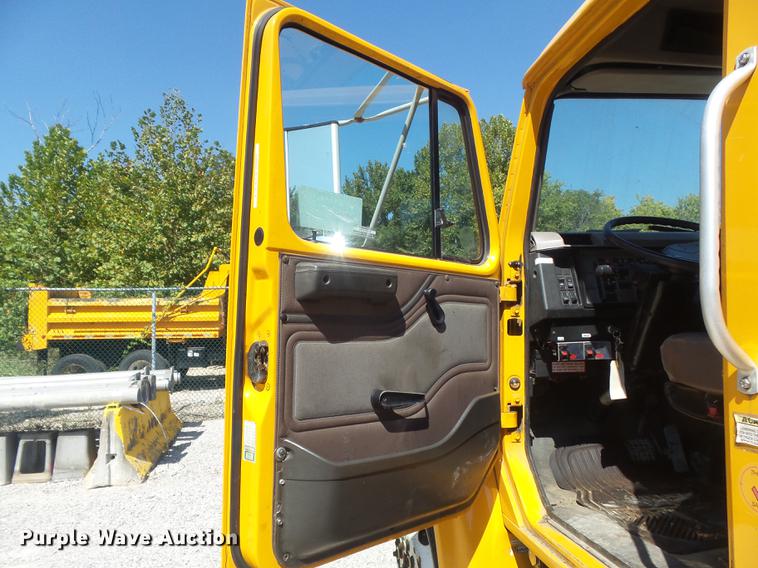 image for item DB6416 2002 International 4900 bucket truck