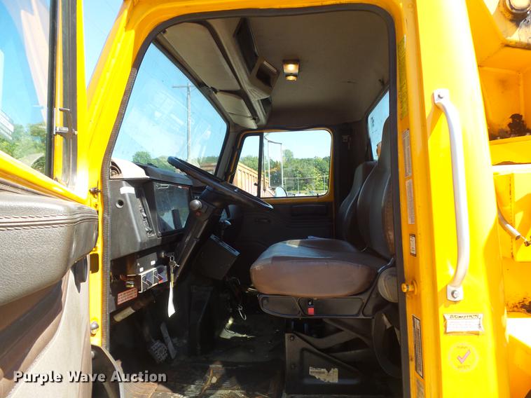 image for item DB6416 2002 International 4900 bucket truck