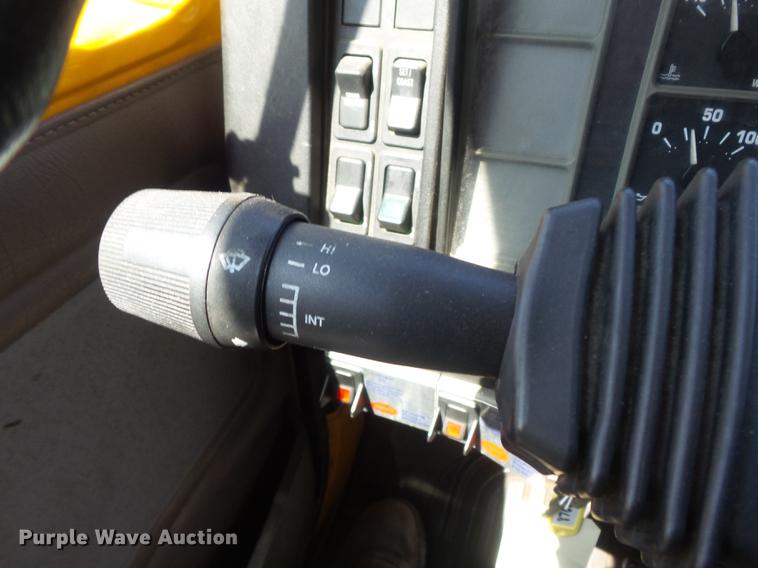 image for item DB6416 2002 International 4900 bucket truck