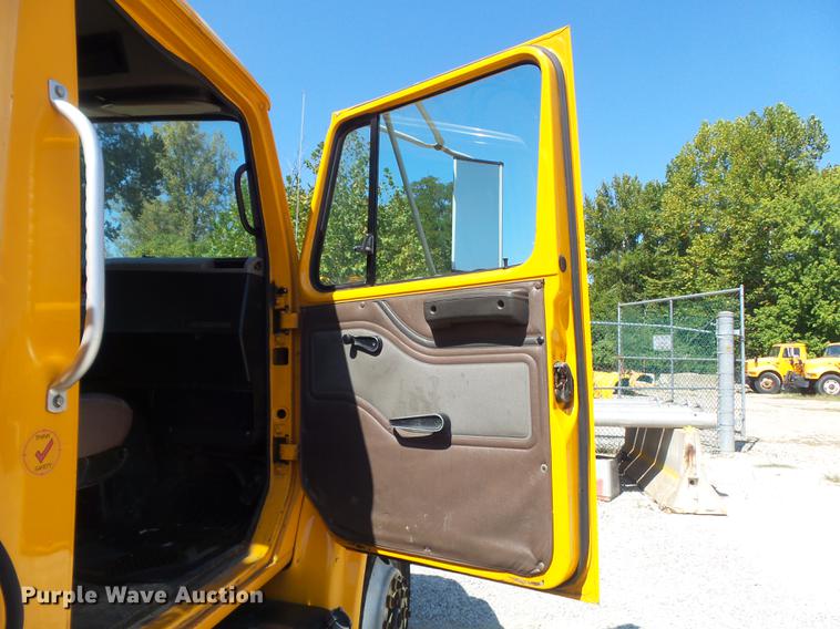 image for item DB6416 2002 International 4900 bucket truck