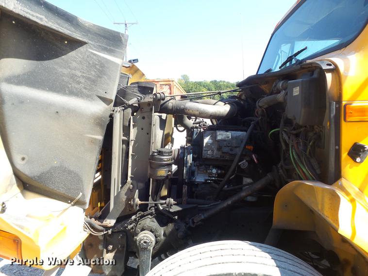 image for item DB6416 2002 International 4900 bucket truck