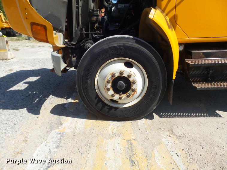 image for item DB6416 2002 International 4900 bucket truck