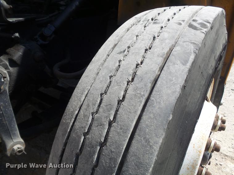 image for item DB6416 2002 International 4900 bucket truck