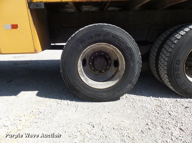 image for item DB6416 2002 International 4900 bucket truck