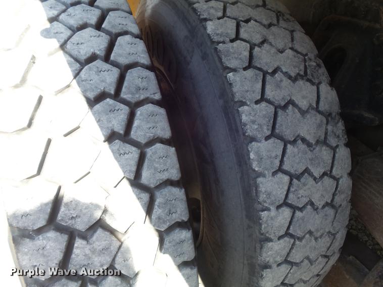 image for item DB6416 2002 International 4900 bucket truck