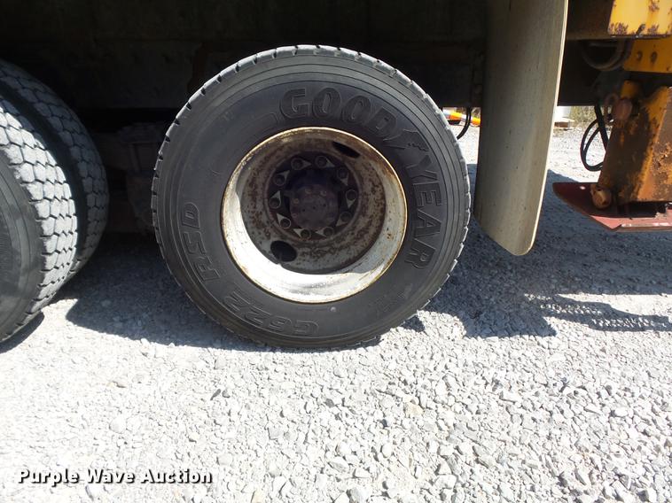 image for item DB6416 2002 International 4900 bucket truck