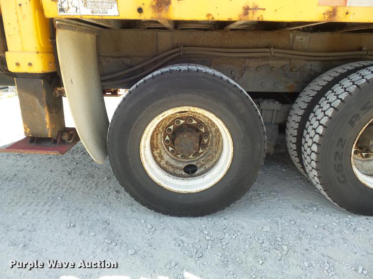 image for item DB6416 2002 International 4900 bucket truck