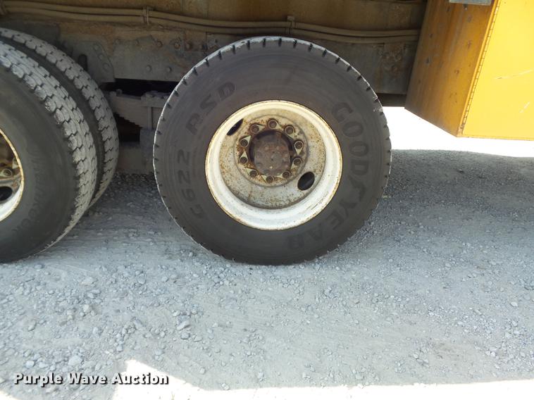 image for item DB6416 2002 International 4900 bucket truck