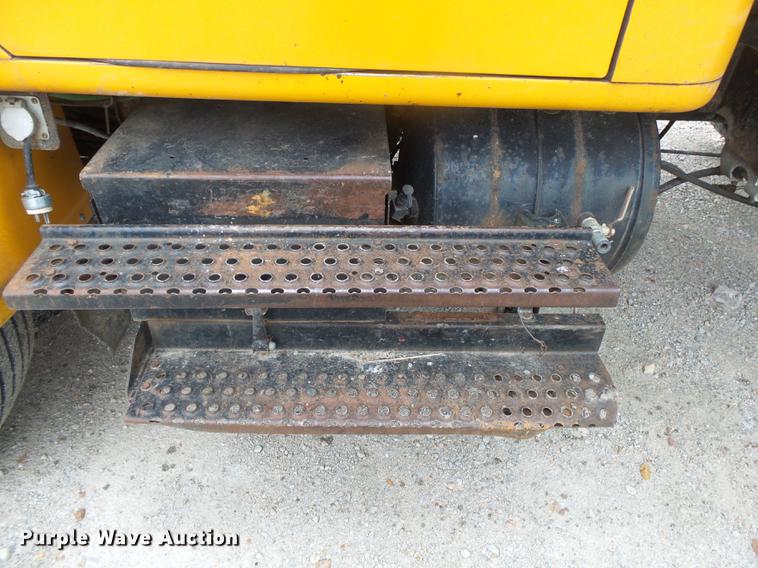 image for item DB7382 1995 International 4900 dump truck