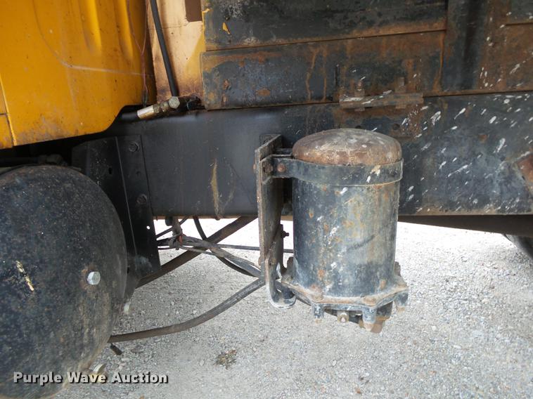 image for item DB7382 1995 International 4900 dump truck