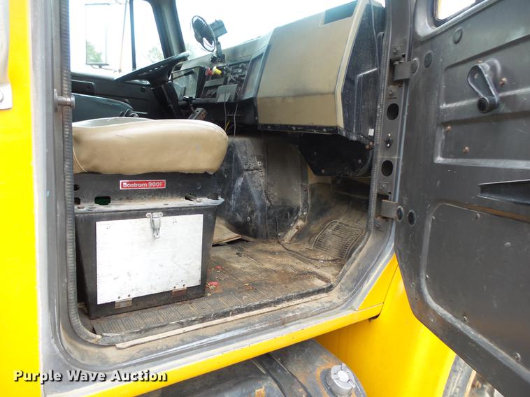 image for item DB7382 1995 International 4900 dump truck