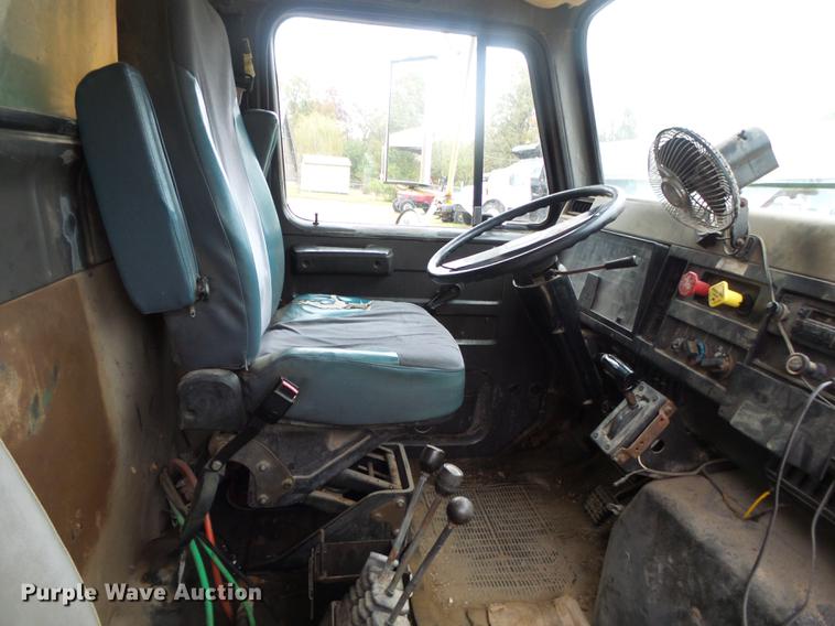 image for item DB7382 1995 International 4900 dump truck