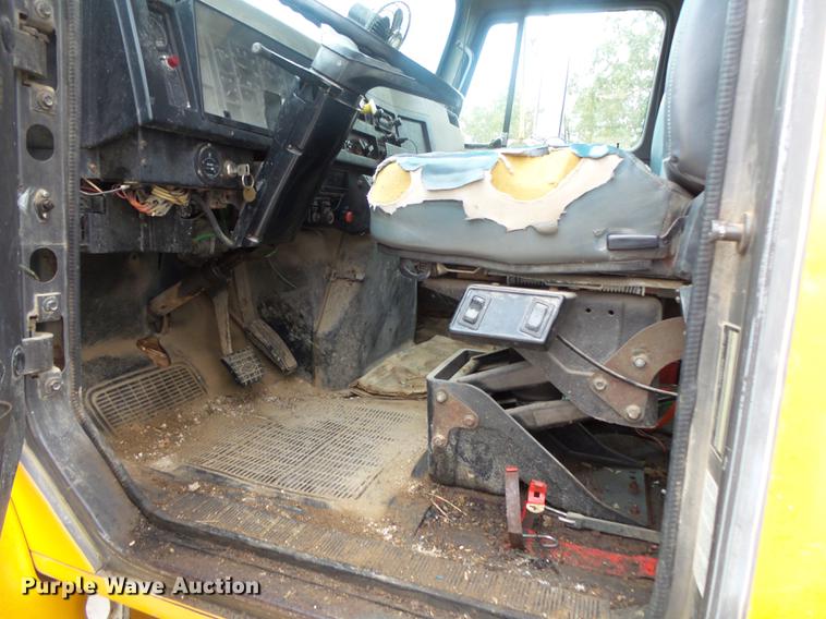 image for item DB7382 1995 International 4900 dump truck