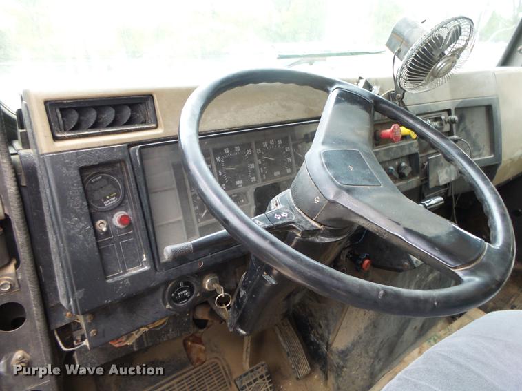 image for item DB7382 1995 International 4900 dump truck