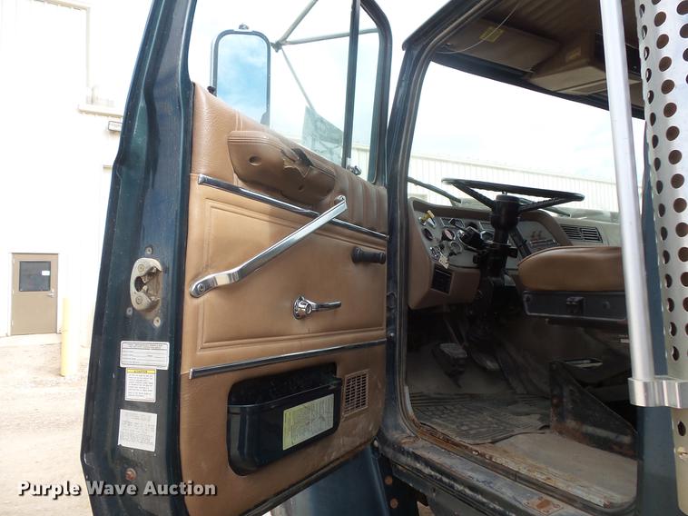 image for item DB8130 1997 Ford LN8000 dump truck