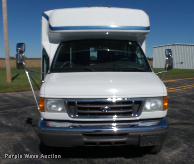 image for item DC1003 2006 Ford E350 Super Duty shuttle bus