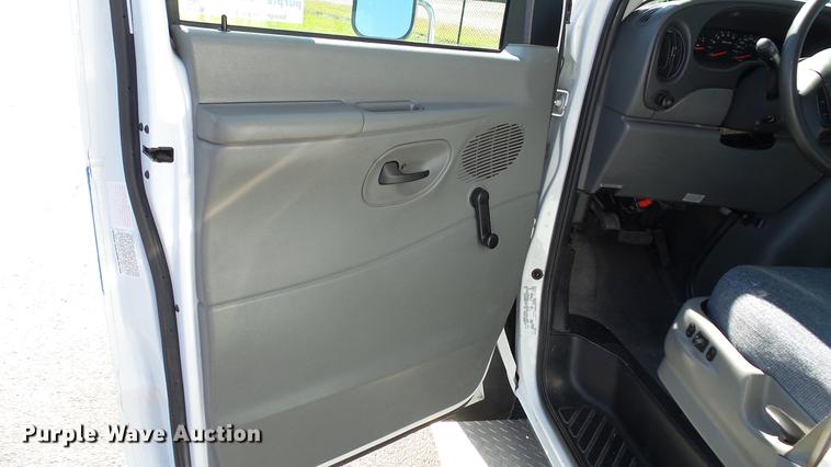 image for item DC1003 2006 Ford E350 Super Duty shuttle bus