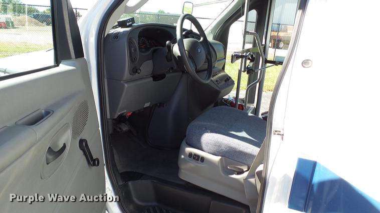 image for item DC1003 2006 Ford E350 Super Duty shuttle bus