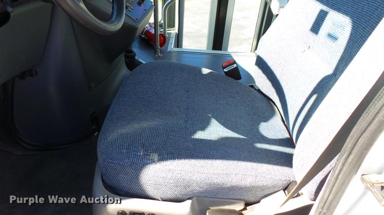 image for item DC1003 2006 Ford E350 Super Duty shuttle bus