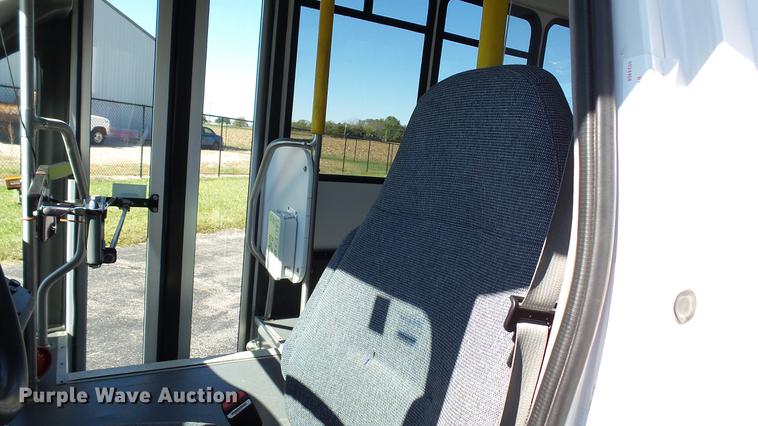 image for item DC1003 2006 Ford E350 Super Duty shuttle bus