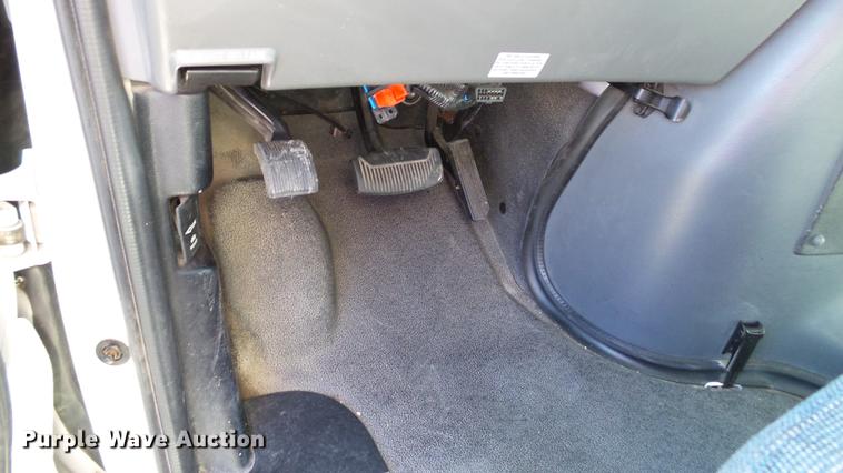 image for item DC1003 2006 Ford E350 Super Duty shuttle bus